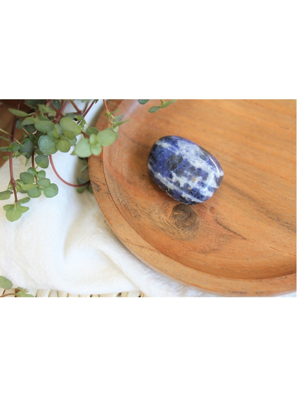 Pierre roulée de sodalite de taille L Omsaé
