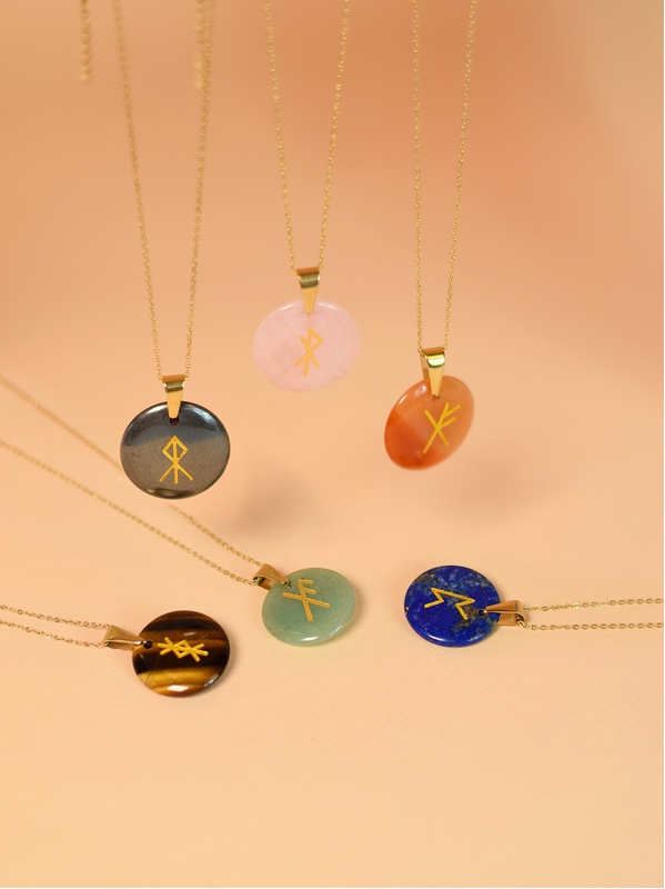 Collier Talisman runique avec la rune liée Abondance Omsaé